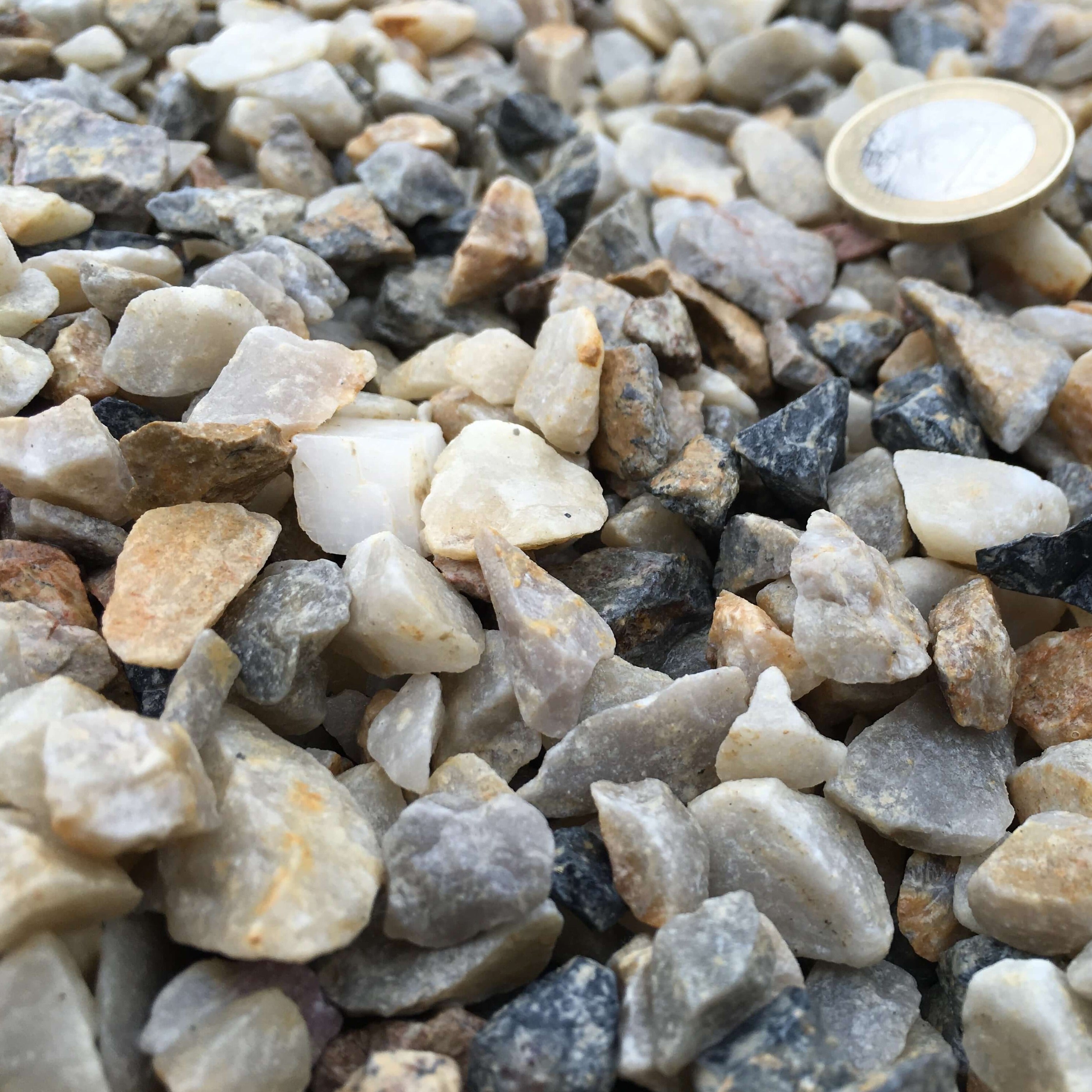 Grava Bardenas Barato, Colores oscuros, Exclusivas Vetonek, Exclusivo, Exteriores, Gravas, Gravas jardín, Jardin Seco, Negro, Novedad, Oportunidad, Original Diferente, Piedra jardin, Piedras duras, Piedras economicas, Piedras exclusivas, Piedras multicolor, Piedras oscuras, Rojo, Tamaño para pisar