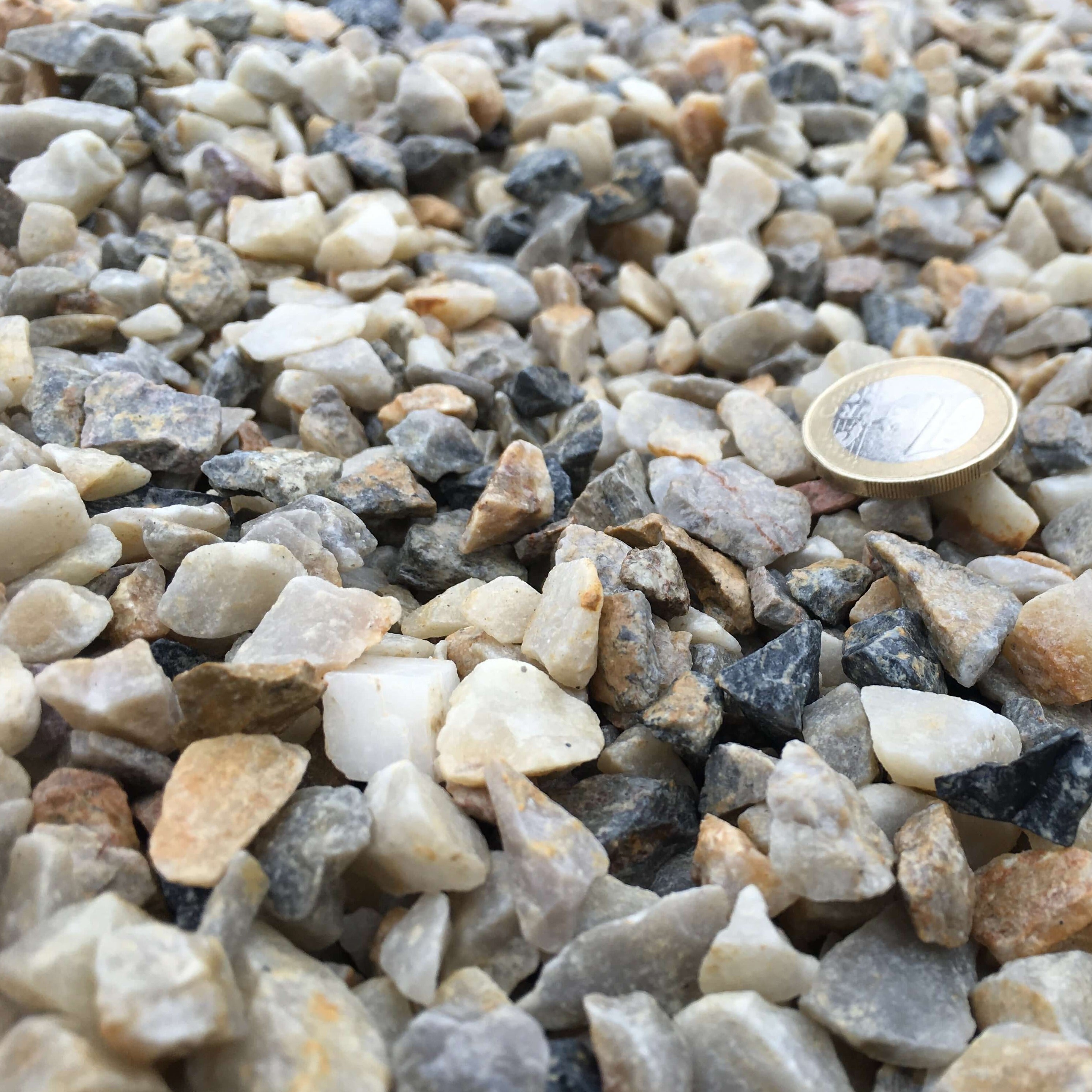 Grava Bardenas Barato, Colores oscuros, Exclusivas Vetonek, Exclusivo, Exteriores, Gravas, Gravas jardín, Jardin Seco, Negro, Novedad, Oportunidad, Original Diferente, Piedra jardin, Piedras duras, Piedras economicas, Piedras exclusivas, Piedras multicolor, Piedras oscuras, Rojo, Tamaño para pisar