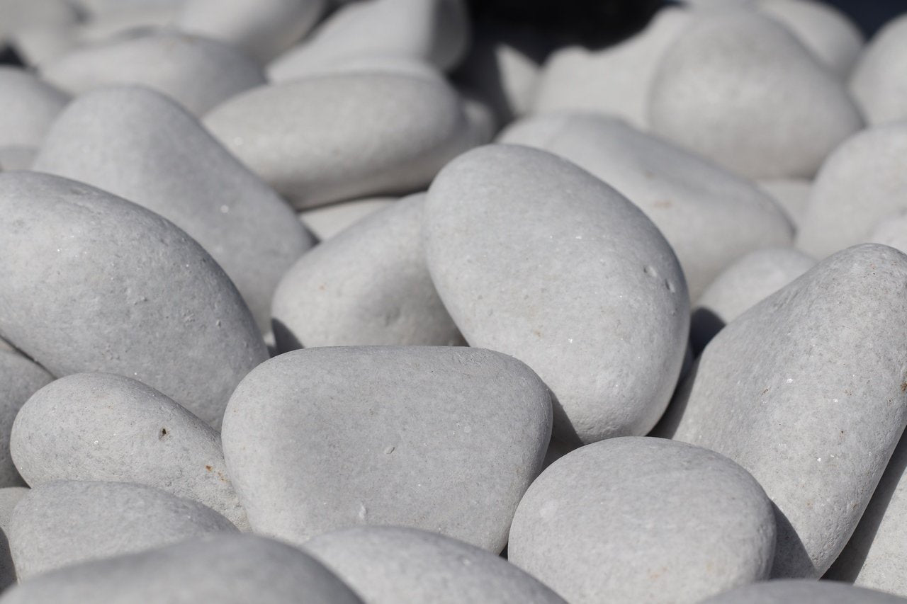 Piedra decorativa con camion grua