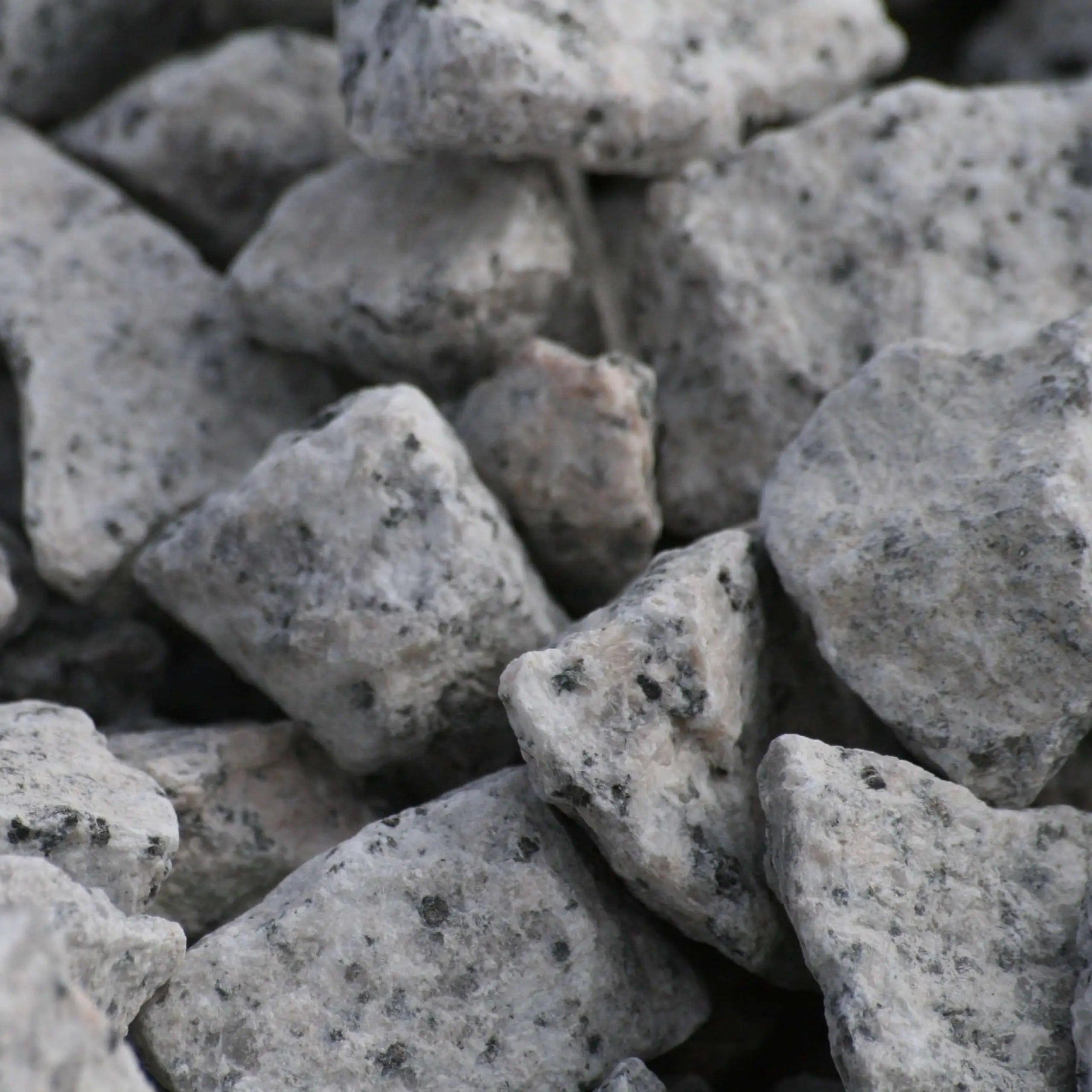 Grava Granito Acabado Natural, Arido Visto, Blanco, Cactus, Caminos, Color Claro, Decoracion alcorques, Decoracion bonsais, Decoracion cactus, Decoracion exteriores, Decoracion interiores, Decoracion jarrones, Decoracion piscinas, Decoracion plantas, Decoración macetas, Grava Blanca, Gravas, Gravas jardín, Losa Negra, Marmolina, Piedra, Piedra blanca, Piedra jardin, Piedra para estabilizador de gravas, Piedras Blancas, Piedras Claras, Piedras micro, Piedras Monocolor, Piedras Premium, Premium, Top Ventas, X