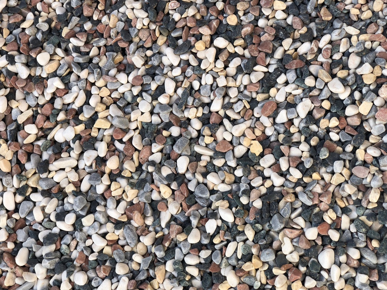 Mehrfarbiger Kiesel