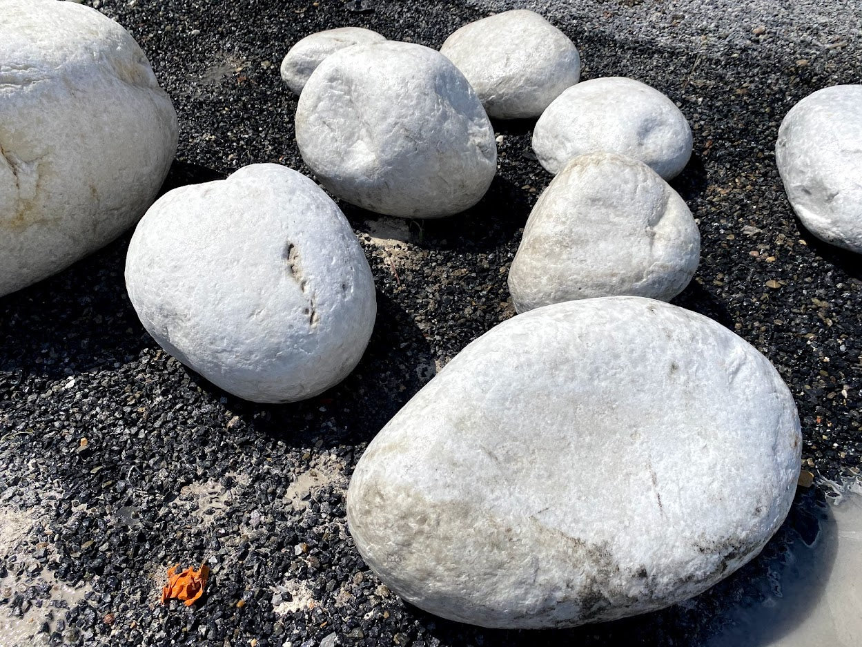 Large maxi pebbles> 400 mm.